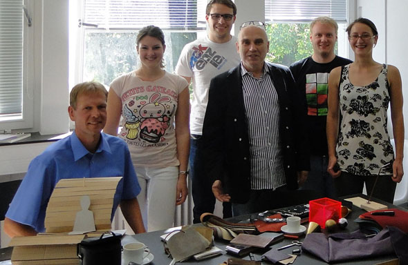 Dietmar Geiser mit Studenten der HFT, welche ein neues Konzept für die Möbelleder Kollektion von Geiser Leder ausgearbeitet haben